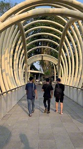 Sangiran, sebuah situs arkeologi di Jawa Tengah, Indonesia, dikenal sebagai "Homeland of Java Man" karena penemuan fosil manusia purba Pithecanthropus erectus oleh Eugene Dubois pada tahun 1891. Situs ini telah menghasilkan banyak temuan penting lainnya, termasuk fosil hewan purba dan alat-alat batu, yang memberikan wawasan tentang kehidupan manusia purba di Jawa ribuan tahun yang lalu. Dengan demikian, Sangiran menjadi salah satu situs paling penting dalam memahami sejarah evolusi manusia dan k