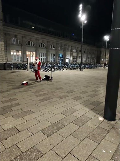 weihnachtsmann spielt Flöte Musik