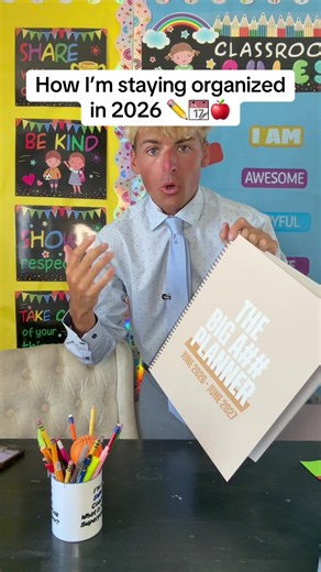 The best way to stay organized this school year ✏️📆🍎 teacher planner, teacher lesson planner, classroom planner, teacher organization, teacher essentials, school planner, educator planner, lesson plan book, teacher must have, back to school teacher, teacher supplies, classroom organization, daily teacher planner, weekly lesson planner, elementary teacher, kindergarten teacher, first grade teacher, second grade teacher, teacher life, classroom management, teacher productivity, planner for teach