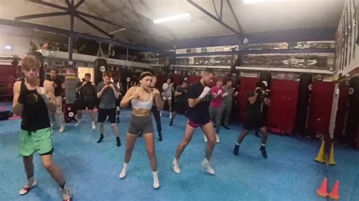 SHADOW BOXING IN MY ADULT BOXING CLASS LAST NIGHT #shadowboxing #boxingclass #boxing #lettingthehandsgo #practice
