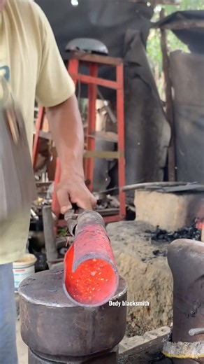 Technique for forming earth-moving tools #anvil #blacksmith #craftsmanship