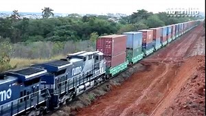 2.3M views · 82K reactions | Os trens Double Stack é uma composição de contêineres empilhados, que fazem movimentação interna de mercadorias entre a região sudeste e Centro-Oeste do país, parte do trajeto é feito na Malha Paulista e outra parte do percurso na Ferronorte. No vídeo vemos um destes trens de passagem pela cidade de Jales, viajando sentindo Sumaré (SP) | No Trilho | Facebook