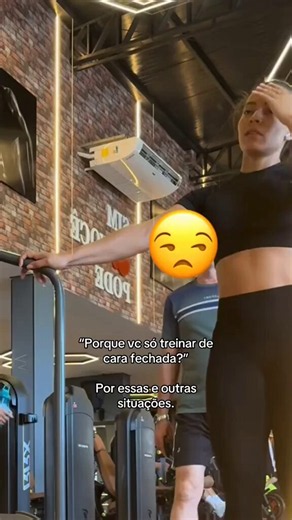 Reparem que ela coloca uma música em vez de deixar o áudio porque provavelmente o cara só perguntou se faltava muito pra ela terminar a porra do exercício que ela deve estar a 2 minutos descansando fazendo pose pro vídeo