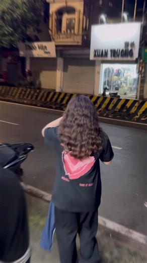 퐉퐄퐋퐋퐘 퐏퐄퐑퐌 Hippie Perm là một trong những kiểu uốn được yêu thích...