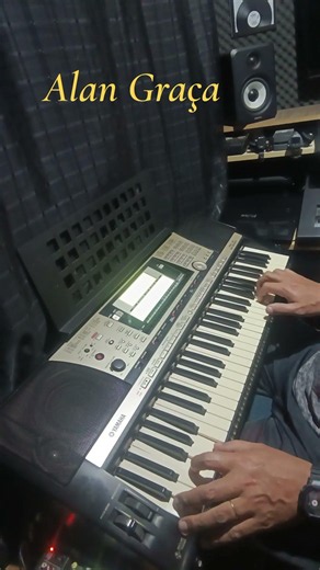 Separados Renê e Ronaldo no teclado Yamaha PSR -740