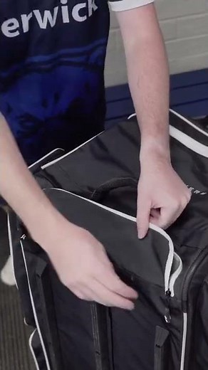 How many bats can you fit in the Pro Players Custom bag? | Kookaburra Cricket