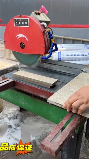 Manual stone cutting machines are easy to operate and have high cutting efficiency.