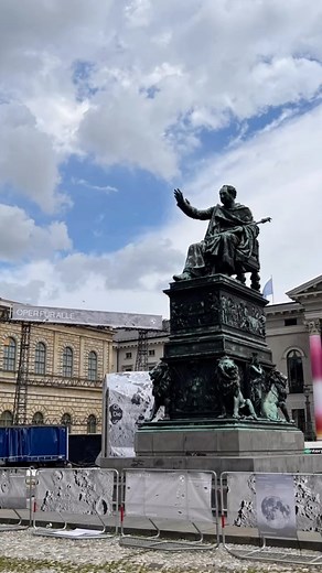 Getting ready für OPER FÜR ALLE🎉 Die Bayerische Staatsoper und BMW laden am Sonntagabend zu „Oper für alle“ mit einer Live-Übertragung von Giuseppe Verdis AIDA auf den Max-Joseph-Platz ein! Der Eintritt ist wie gewohnt kostenlos. Kommt vorbei, wir freuen uns auf Euch!😍 Weitere Informationen zu OPER FÜR ALLE gibt es hier👉Link in BIO! . . . Getting ready for OPERA FOR ALL🎉 The Bayerische Staatsoper and BMW invite you to „Opera for All“ with live broadcast of Giuseppe Verdi’s AIDA on Sunday eve