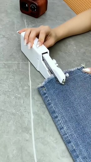 Mini electric sewing machine, the operation is very simple, only need to put the line, press the switch can be used, at ordinary times sew clothes is really convenient#goodthing #foryou #uk