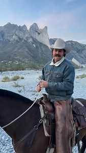 Para que puedas tener a tu caballo descalzo hay 3 cosas que son clave 1 alimentación el caballo tiene que comer en su mayoría pasto, el alimento concentrado o grano los pone gordos por que tiene muchos carbohidratos pero ablanda sus cascos.. 2 tienes que simular el desgaste natural del casco con recortes periódicos, como si tu caballo se desgastara los cascos naturalmente. 3 no puede vivir en humedad, al tener a nuestros caballos estabulados en caballerizas o en un corral hay que tener mucho muc