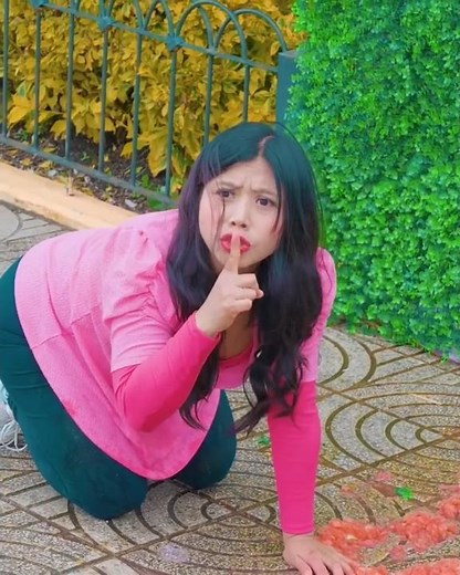 Gracias a un pie falso descubrió que su esposa fingía su embarazo con una sandía