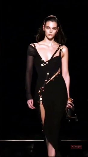 The Power Walk: Vittoria Ceretti in Iconic Versace Safety Pins 🧷#Catwalk #VittoriaCeretti