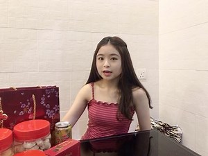 Lily Liew on Instagram: "新年结束了，肚腩跑出来了⁉️ 不用 lut！我给大家测试了这款瘦身GEL！点击看看我亲身试用产品短短7⃣️天后的效果！ . 通过 @leihuileen95 95 的介绍、我的大腿缝去到更明显了😍 连身边的朋友都察觉到那效果、真的就跟大家口中说的一样牛！这款也是不粘 不油 不辣的 比上一款更温和、用起来很舒服！ . 最喜欢的还是这次的包装设计、添加 2🈴1设计的医疗级滚轮 、很方便携带&涂抹、不担心粘到手！要瘦哪里就滚哪里、不只是局部瘦身、还可以瘦双下巴、轮廓！ . 真心推荐这款 SUSENJI GOLD、真的想轻松快速瘦身的话可以直接入手哟、瘦身效果大家可以放心、很好～目前还有下单配套还有折扣😏 还等什么～ 赶紧问一问咯！ Wechat: eleenchang0509 . #3QQUEEN #SUSENJIGOLD #SUSENJI #EREINAGROUP"