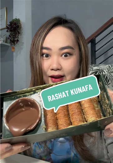 KESAMPEAN NYOBA RASHAT KUNAFA,ngiler banget ternyata seenak itu dan gak bikin enek🥹😍👍🏻👍🏻✨ Tekstur luarnya crunchy banget,dalemnya creamy gitu apalagi pas dicocol ke chocolate sauce’nya OMG🤤 Btw ordernya di IGnya normaarahmalia yaa,jastip langsung dari Arab~ Recommeded gais,cobain deh🤗✨ #fyp #viral #kunafa #jajananviral #mukbang