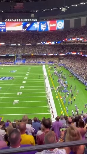 Amanda Shaw performing the National Anthem on her fiddle before the LSU/FL St. All State Louisiana Kick-Off game! Amanda played it rather than sing it and the effect is awesome!🇺🇸 #allstatelouisianagame #amandashawmusic #gambitneworleans #audacy #wwlradio | Scoot On The Air