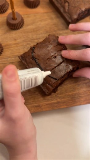 ✨ It’s just a bunch of Hocus Pocus! 🎃🕯️ This is the one Halloween movie we watch every single year — so nostalgic, and the kids love it too! When I lived in New England, we used to visit Salem and see all the spots where the movie was filmed… it still gives me all the cozy fall feels. 🍂 This year, we made it extra special with matching Halloween PJs, broomstick brownie bites, and our famous green cauldron drinks. 👻💚 Everything you see in the video is linked here: https://f.mtr.cool/hmosmexw