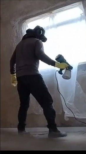 Aplicando selador na parede com pistola elétrica