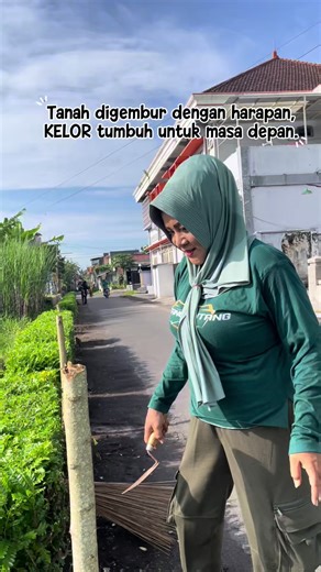 Menanam pohon kelor untuk dimanfaatkan bersama oleh warga 🌱💚 Silakan mengambil secukupnya sesuai kebutuhan, agar semua bisa merasakan manfaatnya 🙏 Menurut panjenengan, olahan kelor paling enak dibuat apa? Tulis di komentar ya #kepaladesa #kepaladesagesang #nengkhus #lumajangsae