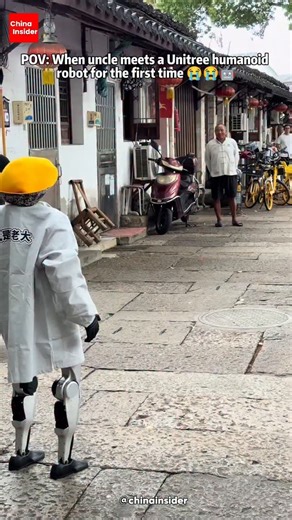 A local uncle in Shaoxing, Zhejiang ran into a Unitree humanoid robot for the first time — and his reaction? Pure instinct 💨😭😭 The robot, developed by Hangzhou-based Unitree Robotics, was casually strolling the ancient street wearing a yellow hat and a shirt saying “I’m the boat boss.” The uncle took one look… and immediately bolted. Unitree’s humanoid bots are part of China’s new generation of walking robots, often seen in universities, expos, and even Spring Festival Gala performances 🤖But