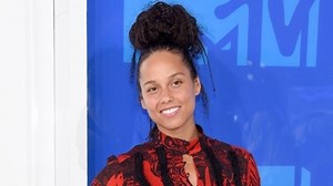 How is Alicia Keys able to stay away from the foundation and maintain a natural ‘beat’?