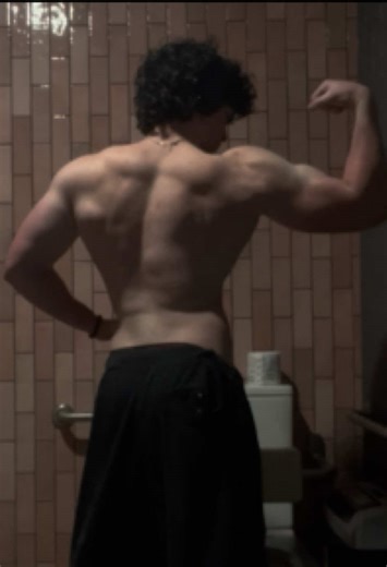 I think im currently matching how lean i was last cut right now 1 month in. Also a comp may be in like 3 weeks. #gym #fyp #aesthetic #viral #gymtok