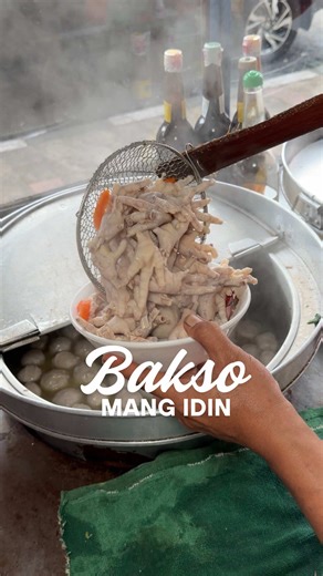 Bakso Legendaris dengan Ceker Paling Barbar di Bandung