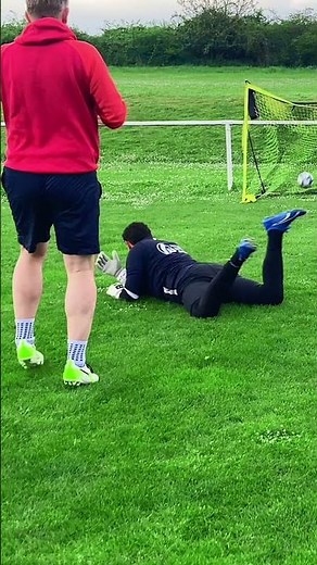 Goalkeeper specific exercise Ground diving and ball attack Goalkeeper training