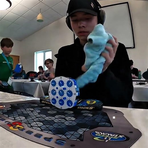 Rubik's Clock World record 2025 by Volodymyr Kapustianskyi [1.64] #rubikscube #viral #shorts