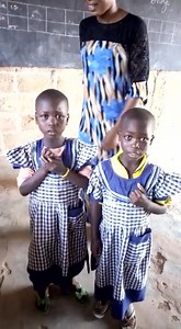 Les enfants aiment l’école, ils aiment apprendre mais ils détestent la chicote. Très belle chanson en pays Senoufo 😂😂😂😂 | Aminata 24