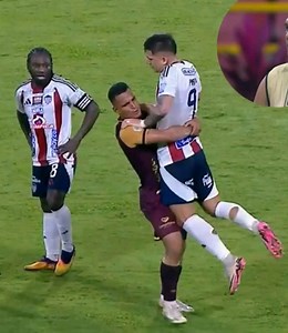 Yo en el cuarto forcejeando con mi veneca, porque se me quiere ir para Venezuela. 😩🇮🇩 | Junior Recargado