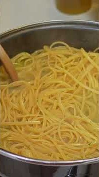 Lemon-scented linguine with clams 🍋 #easyrecipes #easycooking