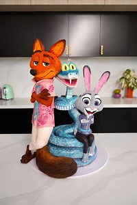 I’ve been working on my most challenging & exciting cake yet, inspired by @disneyaunz’s Zootopia 2! Featuring our beloved heroes Judy Hopps the bunny & Nick Wilde the fox, plus Zootopia’s newest reptile resident, Gary De’Snake! 🐍 I wanted to create a delicious yet impactful 3D recreation of all three main characters. At first I was really intimidated, considering I’ve never made a cake like this before, but I’m so glad I persevered! Oh & it’s a bunny-friendly carrot cake with cream cheese frost