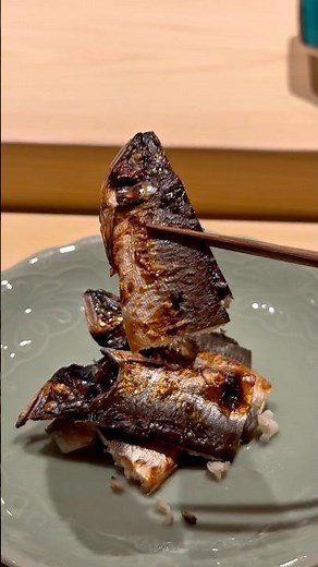 炭火を自在に操る魔術師が編み出す2つの炙りつまみ…小鮎と白甘鯛が至高すぎる。 #sushi #寿司