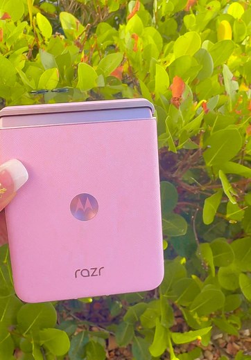 My New Addiction: The Motorola Razr Flip Phone