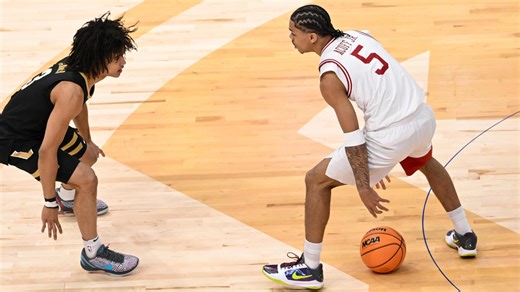 Darius Acuff Jr. ends the 1st half with an Arkansas trey