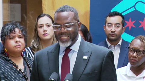 Chicago mayor signs executive order establishing 'ICE-free zone'