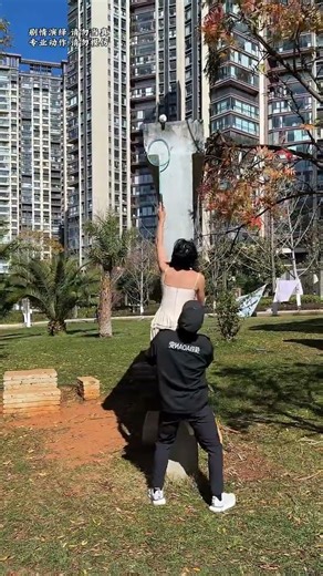 A Kind Security Guard Helped A Beautiful Woman Retrieve Her Badminton Shuttlecock.