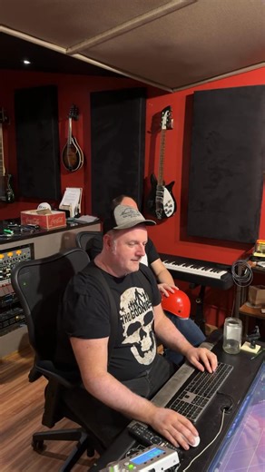 In a recording studio, discussants explore the world of ASMR artists and their rising popularity on platforms like Apple Music and Spotify. Join the conversation! #ASMR #AppleMusic #Spotify #RecordingStudio #Trends | Elektrodinosaur