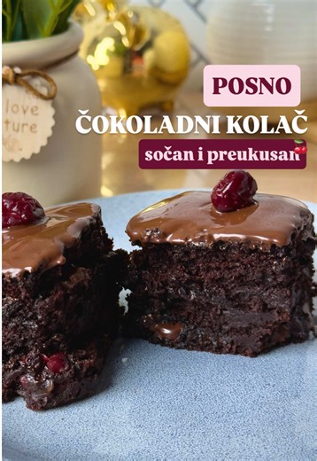 Posni čoko kolač sa višnjama 🍒🍫 Sastojci: • 240 g brašna • 120 g šećera • 40 g kakao praha • 1 kašičica sode bikarbone • 2 kašičice praška za pecivo • 300 ml kisele vode • 100 ml ulja • 2 kašike ruma • 1 vanilin šećer • 300 g višanja (@frikomsrbija) 1 kašika gustina • 100 g posne čokolade za kuvanje Glazura: •100g posne tamne čokolade •2 kašike ulja Pomešajte suve sastojke i dodajte mokre, sve zajedno sjediniti. Pleh obložiti papirom, papir premazati uljem i posuti brašnom. Izliti polovinu sme