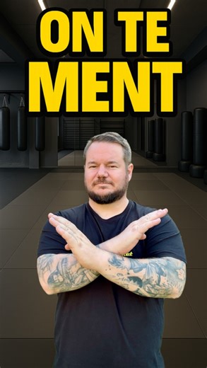 Anthony Meynet on Instagram: "💥 ON TE MENT. 💥 Et il est temps que quelqu’un le dise clairement. ⸻ 🥋 Plein de vidéos te vendent du rêve ✨ Des techniques “incroyables” ✨ Des situations irréalistes ✨ Des gestes impossibles à appliquer sous stress 👉 Mais dans la vraie vie ? ⏱️ Tout va trop vite 😰 Le stress bloque 💥 Le corps ne réagit pas comme à l’entraînement ❌ Et ces techniques… ne passent pas. ⸻ ⚠️ L’auto-défense, ce n’est pas du cinéma. C’est du simple C’est du réaliste C’est du répétable 