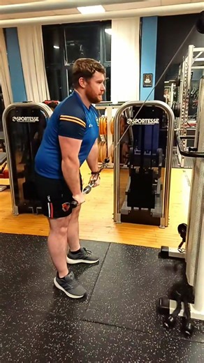 Ryan McManus on Instagram: "Tricep press downs to finish off a push workout Slow and controlled reps exploding down on the concentric and resisting the eccentric portion of the movement for as long as possible #trending #bodybuilding #gym #health #gainz #tricep #pushyourself #nutrition #samsulek"