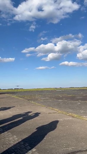 🇦🇷✈️ Un emblema de la Aviación Naval ya tiene su lugar en la historia. Luján inauguró el Grumman Tracker S-2E en el Complejo Monumental de Malvinas Argentinas, en un homenaje que reunió a autoridades, veteranos y vecinos en el Día de la Soberanía Nacional. Mientras el histórico avión queda preservado como símbolo de la Escuadrilla Aeronaval Antisubmarina, la Armada Argentina se prepara para un momento único: el último vuelo operativo del sistema S-2 Tracker, que se realizará el 1.º de diciembr
