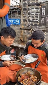 Funny Chinese Fisherman Eating Seafood - Look So Yummy | Food Tk Video