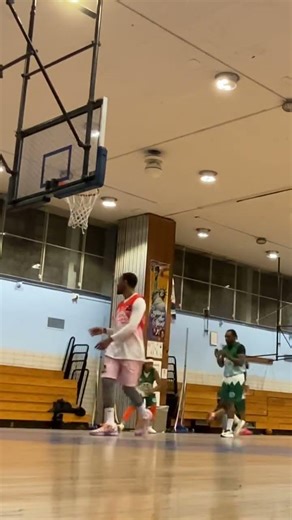 SCORE THE BASKET ! LAY UP OVER TWO DEFENDERS #basketball #ocean11