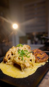 EN. ✨Creamy, slow-braised rabbit – a dish that brings restaurant-level comfort into your home.✨ I cut the rabbit into pieces and thoroughly rubbed it with salt, pepper, a generous amount of paprika, and mustard. I then seared the rabbit in a pan with olive oil and butter until lightly golden, and set it aside. In the same pan, I sautéed finely chopped onions and garlic until soft and fragrant. I poured in a glass of white wine and let the alcohol fully evaporate. Then I added the cream, seasoned