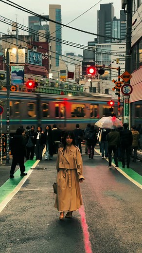 千駄ヶ谷の踏切で感じる絶景の瞬間