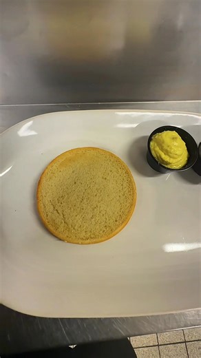 BØFSANDWICH-FEAST i weekenden! 🍔✨ Café Retro Brøns Kro serverer varme, saftige bøfsandwich hele weekenden — kom forbi og forkæl dig selv! 🎉 Ses vi? 😋 #Bøfsandwich #CaféRetroBrønsKro #WeekendTreat | Café Retro Brøns Kro