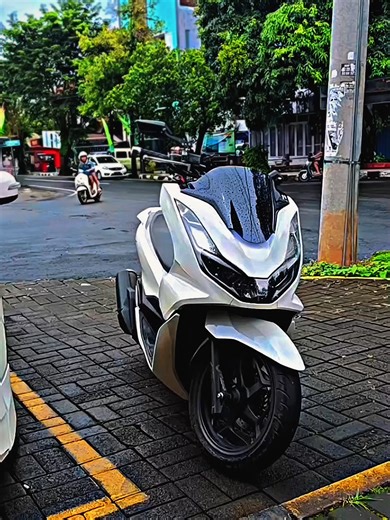 Exploring the Honda PCX: Features and Modifications