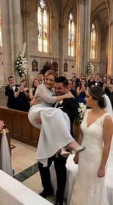 Justo después de la boda, en lugar de tomar a la novia en brazos, el novio levantó a su madre, humillando así a su esposa: lo que hizo la novia dejó a todos boquiabiertos... El día de su boda, María imaginó un cuento de hadas. Nadie, ni siquiera ella, estaba preparada para la humillación pública que estaba por venir. 💔 La iglesia estaba llena, las flores perfectas y el 'sí, quiero' resonó con una emoción palpable. Juan, su flamante esposo, la miraba con lo que parecía ser amor puro. Todos los i