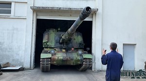 L'AMX 30 a connu plusieurs variantes. Voici l'une des plus impressionnantes, le canon automoteur de 155mm AuF1. Ce véhicule est conçu pour donner une grande mobilité à sa pièce d'artillerie, pour lui permettre de suivre des unités mobiles, tout en protégeant ses servants. Sa tourelle, équipée d'un chargeur automatique, permet de tirer 6 coups en 45 secondes. Les premiers prototypes sont essayés à partir de 1972. La portée du canon de 39 calibres atteint les 28km. Remerciements cellule communicat